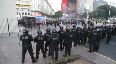 Murió un manifestante en medio de un operativo policial en el Obelisco