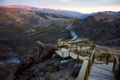 El pintoresco pueblo de la Patagonia que construyó un mirador para avistar ovnis