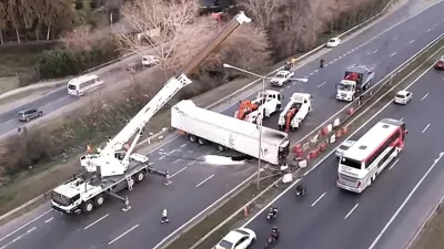 Demoras en la Panamericana por un choque múltiple que incluyó cuatro camiones y dejó dos muertos