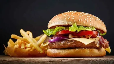 Repudio a un local de comida en Santa Fe: vendían la hamburguesa “Ana Frank” acompañada de las papas “Adolf”