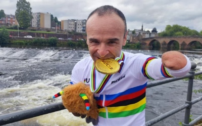 No tiene manos y lo premian con un reloj pulsera: la reacción del ciclista paralímpico