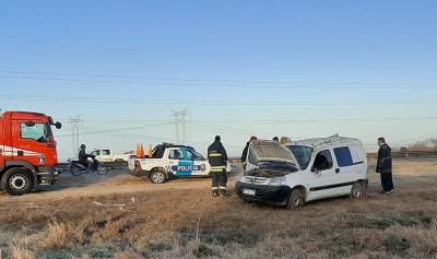 Dos jóvenes heridos en el vuelco de una camioneta en Ruta 3