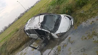 Un joven perdió el control del auto y volcó en la autopista La Plata - Bs. As.: su hermana de 19 años murió