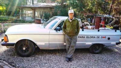 Hizo funcionar a su auto con basura luego de una experiencia mística y recorrió el país de punta a punta