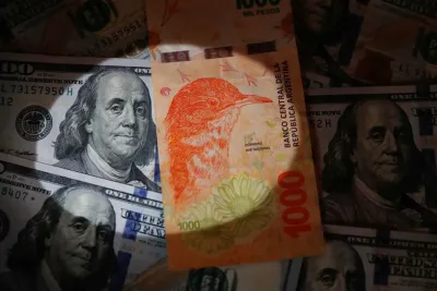 “La dolarización es un espejismo”: amplio grupo de destacados economistas explican por qué sería una iniciativa desacertada