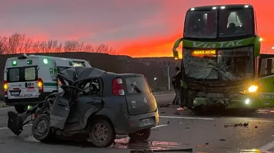 Un profesor de folclore manejaba a contramano por la ruta y murió tras chocar de frente contra un micro