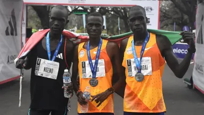 Escándalo en Kenia por el incidente de un atleta en la maratón de Buenos Aires: estaba por ganar, pero un perro lo atacó