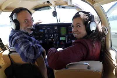 Hazaña de un matrimonio de argentinos: en un avión de un metro de ancho y un motor, cumplieron una pretenciosa travesía