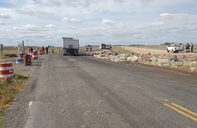 Volcó un acoplado repleto de gaseosas en la Ruta 33