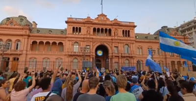 «Massa basura vos sos la dictadura»: protesta en Casa Rosada contra el ministro de Economía