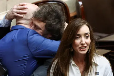 Ausencia de Randazzo, el abrazo de Milei con Espert y la distancia con Píparo: lo que no se vio de la Asamblea Legislativa