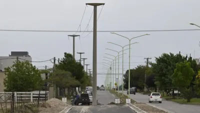 Insólito: pavimentaron en Bahía Blanca una calle con un poste en el medio