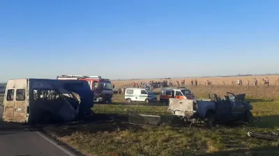 Una combi que llevaba jugadores de fútbol chocó de frente a una camioneta en Córdoba: hay cinco muertos