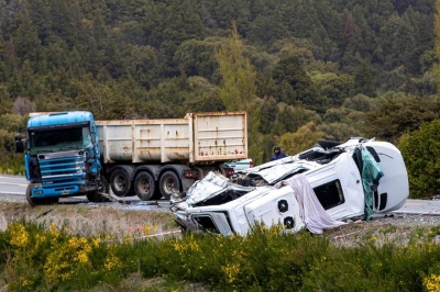 Tragedia en la ruta 40: murió el conductor de la combi que trasladaba a turistas y que chocó contra un camión