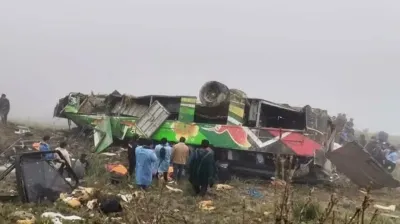 Un colectivo cayó por un barranco, hay al menos 23 muertos y las impactantes imágenes recorren el mundo