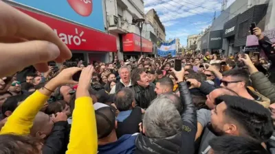 «La casta tiene miedo»: Javier Milei llegó a Rosario y causó furor en medio de una multitud