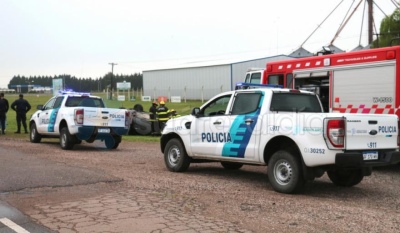 Volcó un auto en la rotonda de las rutas 67 y 85: un aprehendido por agredir a un policía