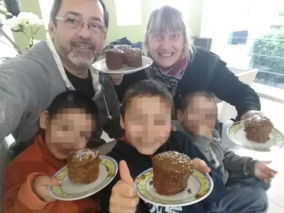 La pareja que ya tenía hijos adultos, adoptó a tres hermanitos y se fueron a vivir a un pueblo