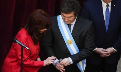 Sorpresa con el bastón presidencial: Milei agregó un homenaje a sus perros