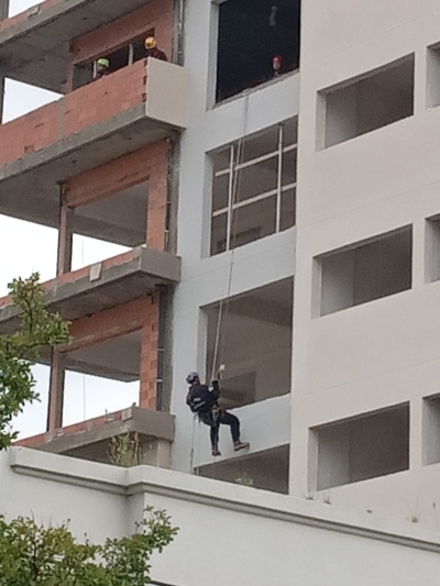 Coronel Suárez fue sede de una capacitación en rescate vertical para bomberos de la zona