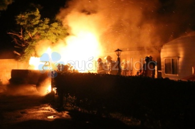 Un incendio destruyó una vivienda y dos camionetas en Santa María