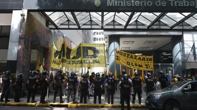 La primera manifestación contra el gobierno de Milei: marcharon por la vereda y escoltados por la policía