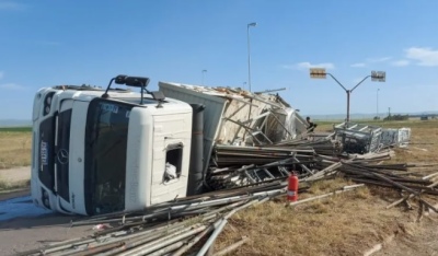 Volcó un camión en la rotonda de Fra-Pal: debieron hospitalizar al chofer