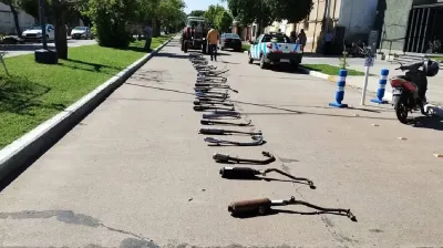 Córdoba: un municipio destruyó con una aplanadora decenas de caños de escape ruidosos decomisados