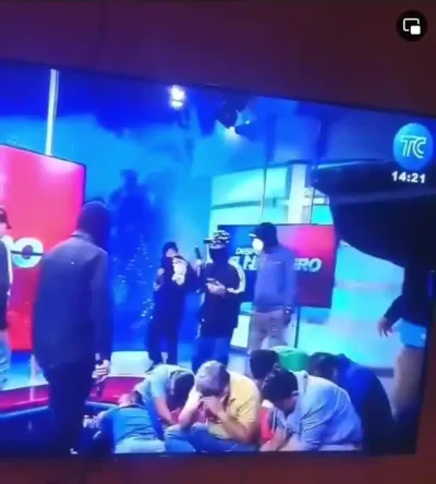 Ecuador: un grupo armado irrumpió en un canal de televisión en vivo y tomó de rehenes a los periodistas