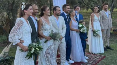 “¿Y si nos casamos todos juntos?”: son ocho amigos de toda la vida y con su boda revolucionaron un pueblo