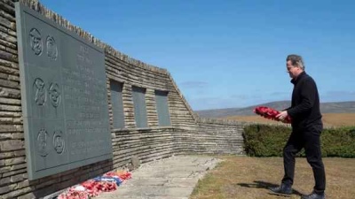 Cameron llegó a las Malvinas y expresó su deseo de que los habitantes de las islas sean británicos “siempre”