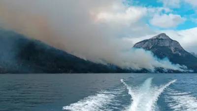 A la espera de la lluvia: brigadistas combaten el fuego en el Parque Nacional Nahuel Huapi