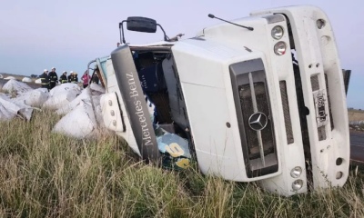 Un camión despistó y volcó en la Ruta 51