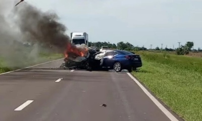 Tragedia en una ruta de Santa Fe: dos autos chocaron, se incendiaron y los conductores murieron en el acto