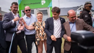 Kicillof tocó fondo e inauguró un cajero automático