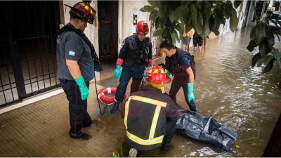 Un cuerpo flotando en Lanús: la imagen del abandono que deja al desnudo el relato del peronismo