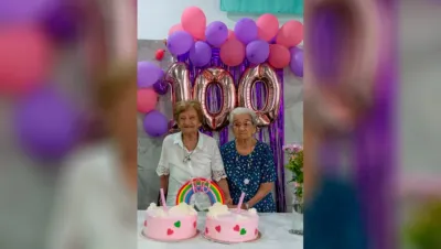 Las mellizas que cumplieron 100 años y todo el pueblo lo festejó con una caravana de autos