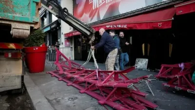 Colapsaron las aspas del icónico cabaret Moulin Rouge en París