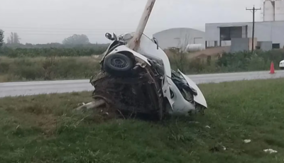 Impactante accidente: un conductor murió tras chocar contra un poste en la ruta y el auto se partió a la mitad