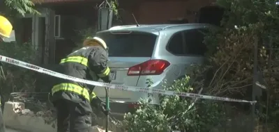 Visita inesperada: camioneta fuera de control destruyó el frente de una casa en Bahía Blanca