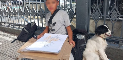 Trabajo infantil en el Obelisco: tiene 12 años, duerme en una galería y vende dibujos para mantener a su familia