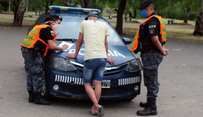 Detuvieron al conductor borracho que volcó en la Ruta 7 y huyó dejando a sus hijos en un auto robado