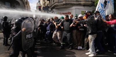 Incidentes en la marcha piquetera: la Policía desalojó la 9 de Julio y detuvo a 11 manifestantes