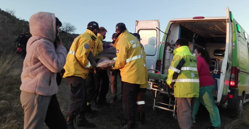 Cerro Ceferino: Una mujer sufrió doble fractura en su tobillo y debió ser bajada por los bomberos.