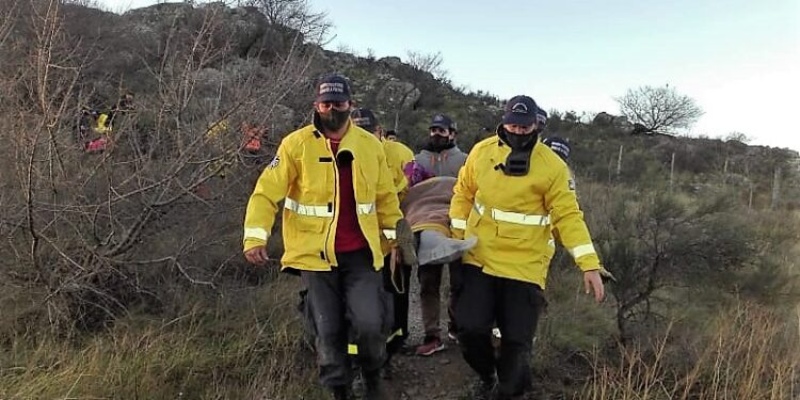 Cerro Ceferino: Una mujer sufrió doble fractura en su tobillo y debió ser bajada por los bomberos.