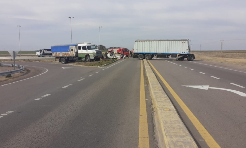 Dos mujeres resultan heridas en un accidente entre auto y camión