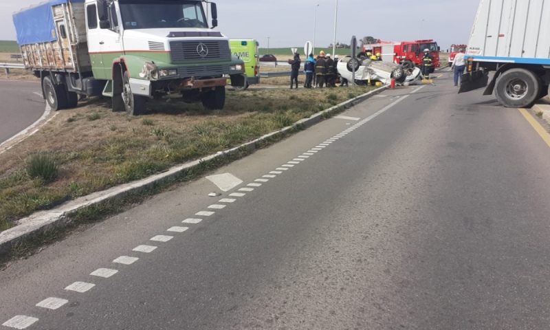 Dos mujeres resultan heridas en un accidente entre auto y camión