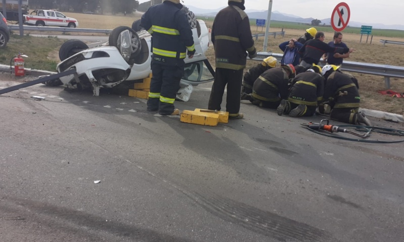 Dos mujeres resultan heridas en un accidente entre auto y camión