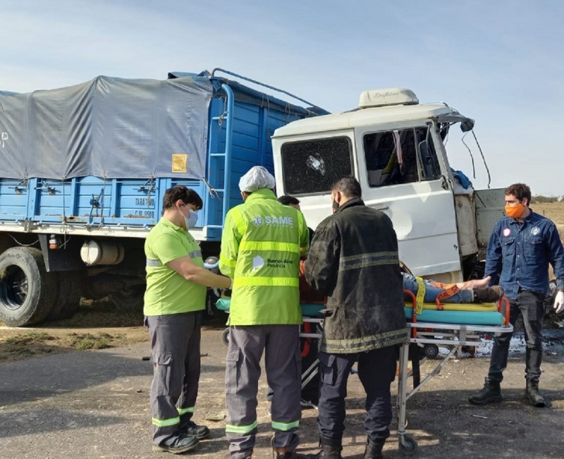 Fuerte choque entre dos camiones en la ruta 33. Un camionero de Pigüé con lesiones