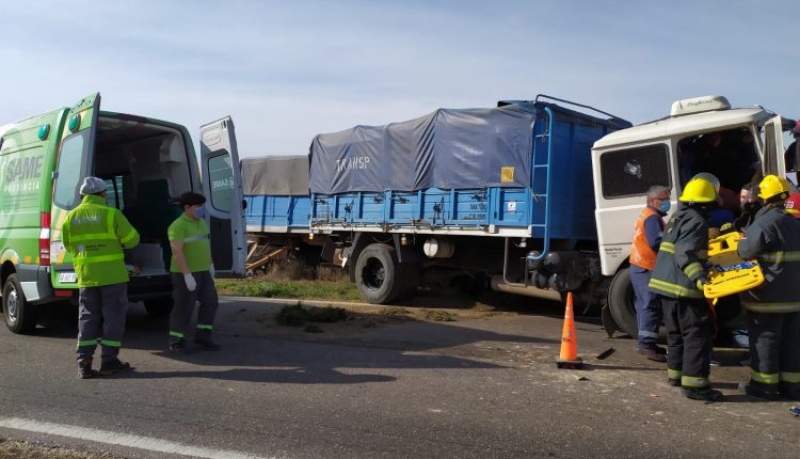 Fuerte choque entre dos camiones en la ruta 33. Un camionero de Pigüé con lesiones